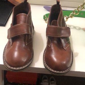 Brown toddler boots